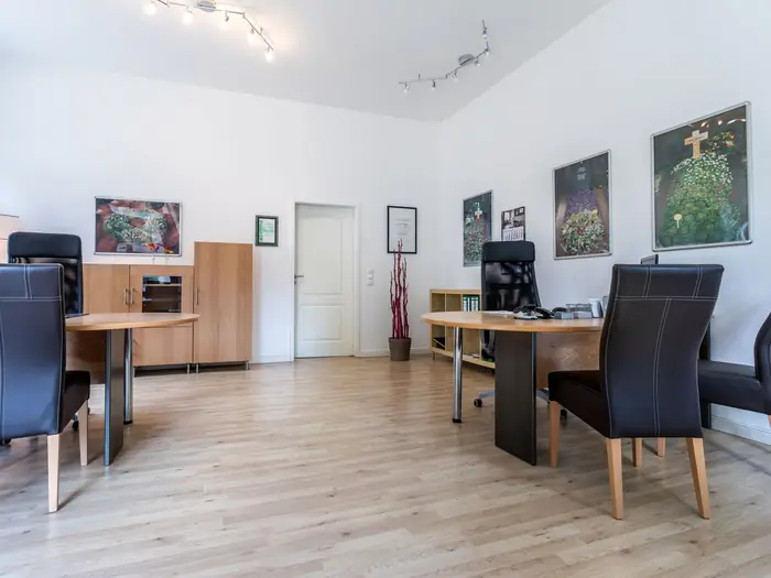 Beratungsraum im Büro von Grün an Melaten mit Besprechungstisch und Stühlen